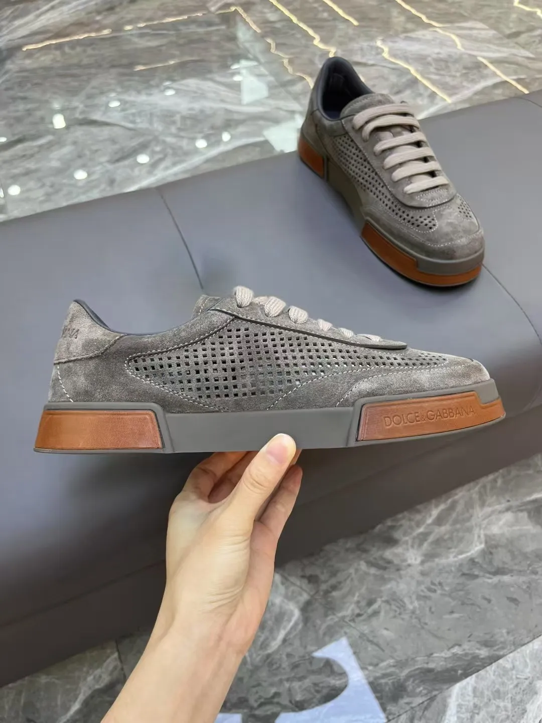 Men's shoes 💰460 [New style] 🐝🐝⚠️[DG] ⚠️High grade, top craftsmanship ⚠️Men's casual style, regular size 39 to 44 (45 can be customized ⚠️D &G Fashionable and casual style, unique design style! Fully original single-layer calfskin hollow design, inner calfskin latex back foot! Exclusive for summer! Original TPU outsole! Look at the details of the quality, and it can stand up to all kinds of tests!